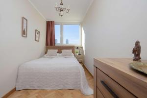 Elegant and Bright Apartment Graniczna near Ogród Saski by Noclegi Renters