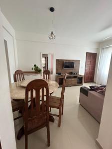 Apê 101 5 min praia Abricó Rio das Ostras 2 quartos 4 pessoas com área externa com churrasqueira e rede