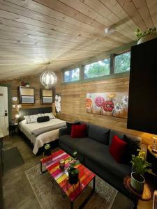 Cozy Cabana with Large Private Outdoor Hot Tub