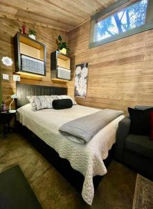 Cozy Cabana with Large Private Outdoor Hot Tub