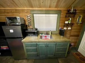 Cozy Cabana with Large Private Outdoor Hot Tub