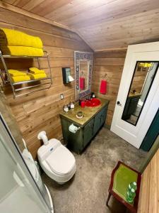 Cozy Cabana with Large Private Outdoor Hot Tub