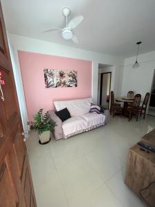 Apê 101 5 min praia Abricó Rio das Ostras 2 quartos 4 pessoas com área externa com churrasqueira e rede