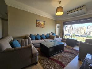 شقه فندقيه فاخره مطله على النيل - nile view hotel apartment