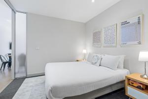 Sophisticated CBD 2-Bed Apartment by Yarra River