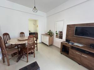 Apê 101 5 min praia Abricó Rio das Ostras 2 quartos 4 pessoas com área externa com churrasqueira e rede