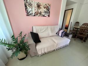 Apê 101 5 min praia Abricó Rio das Ostras 2 quartos 4 pessoas com área externa com churrasqueira e rede