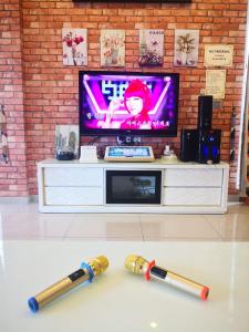 17Lumut 9minTelukBatik - 15Pax 4BR4Bath Karaoke Snooker Kid Pool BBQ