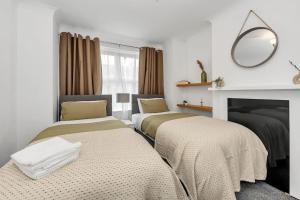 Spacious 4 bd Modern House With Street Parking