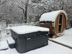 Villa Yarema Mountain Relax with Hot Jacuzzi & Sauna by BookVillaBG