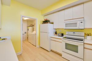 Steps to Sand and Pool! Beachfront Condo in Navarre