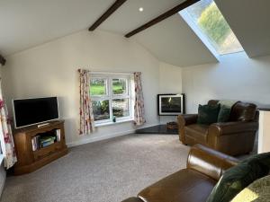 Greenswood Cottage - Cosy cottage, rural location, beautiful landscaped gardens with pond and lake