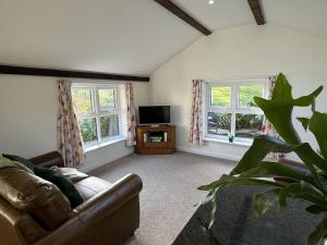 Greenswood Cottage - Cosy cottage, rural location, beautiful landscaped gardens with pond and lake