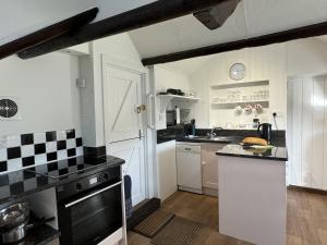 Greenswood Cottage - Cosy cottage, rural location, beautiful landscaped gardens with pond and lake