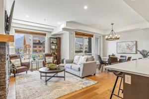Elevated Mountain Living 2BD Spring Creek Unit