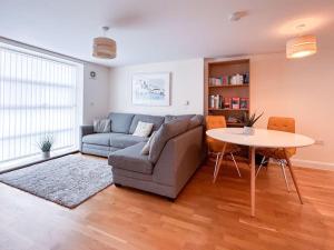 Waterside apartment, central Falmouth, Vi-spring king bed, gated parking