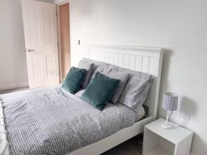 Waterside apartment, central Falmouth, Vi-spring king bed, gated parking