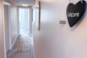 Waterside apartment, central Falmouth, Vi-spring king bed, gated parking