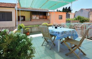 Three-Bedroom Apartment With A Fireplace In Stari Grad - 3hvězdičkové hotely ve městě Stari Grad