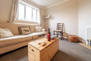 Three Bedroom Home with Garden and Parking - South Perrott