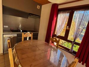 Charmant 2 pièces central ! Balcon, parking, idéal pour 4 personnes - FR-1-692-27