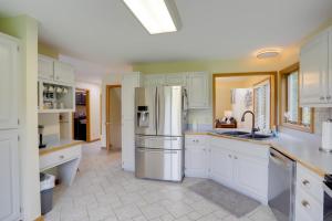 Coloma Escape with Fire Pit Less Than 1 Mi to Lake!