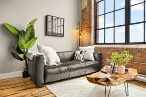The Urban Loft - Stylish Industrial Living - Pekin