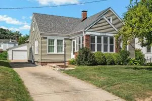 The Midcentury Cottage - Spacious 2BD with KING bed - Canton
