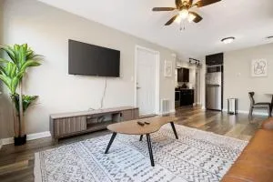 Urban 1BD moments away from DT Peoria - Pekin