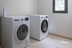 #53 St Paul Villa Swimpool AC Carpark BBQ for 8 Guest