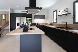 Appartements #53 St Paul Villa Swimpool AC Carpark BBQ for 8 Guest : photos des chambres