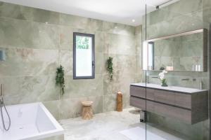 Appartements #53 St Paul Villa Swimpool AC Carpark BBQ for 8 Guest : photos des chambres