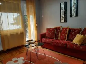 Eleni's Apartment - Maniákoi