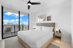 Stunning Condo with Free Parking on 46th Floor!