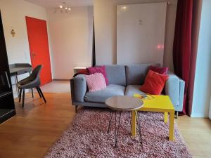 Cosy & central, lovely terrace over river & park