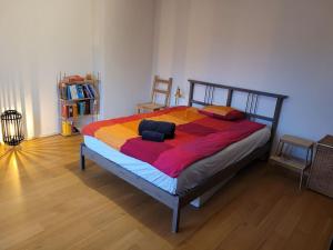 Cosy & central, lovely terrace over river & park