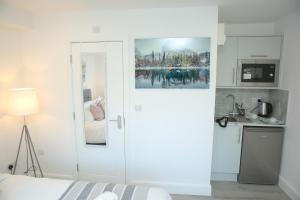 Private Ensuite 4 min drive to Luton Airport