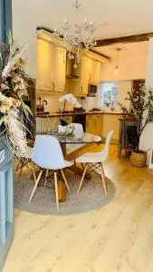 The Tenth House, Grade II Listed Georgian Town House, Wirksworth, Derbyshire, Peak District Cottage, Sleeps 4 - Wirksworth