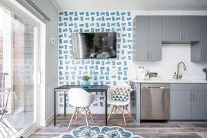 1BR with Balcony in Downtown 542Blvd205