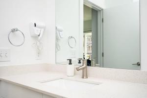 1BR with Balcony in Downtown 542Blvd205