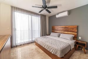 King Studio with Private Balcony, Rooftop Pool, Gym