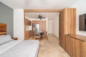 King Studio with Private Balcony, Rooftop Pool, Gym