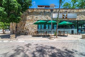 King Studio with Private Balcony, Rooftop Pool, Gym