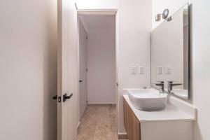 King Studio with Private Balcony, Rooftop Pool, Gym