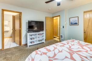 Rockaway Beach Home with Hot Tub 4 Blocks to Beach!