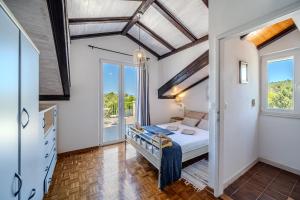 Villa Julia with heated pool and hot tub, ideal for large groups