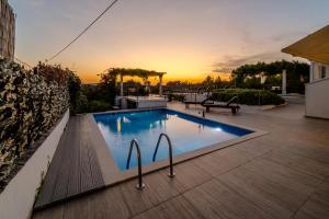 Villa Julia with heated pool and hot tub, ideal for large groups