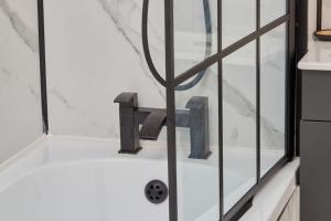 Cosy 3-Bedroom House With Street Parking