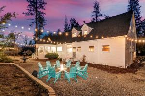Yosemite Country House sleeps 20 w hot tub, firepit, bonus studio