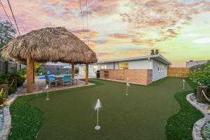 Island Oasis with Heated Pool Private Tiki Bar!